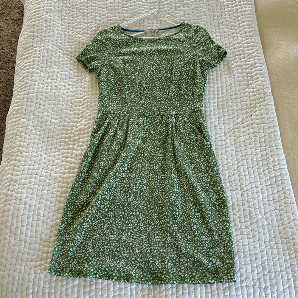Boden T-shirt dress with cap sleeves and pockets. Size 8